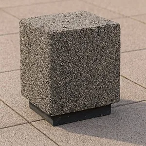 Borne anti-bélier carré béton (582) — posée sur carrelage